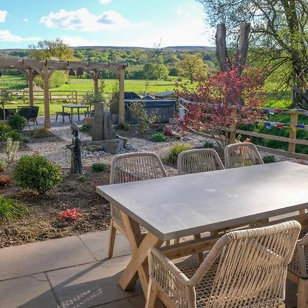 Converted Stable With Hot Tub Ilkley Exterior photo