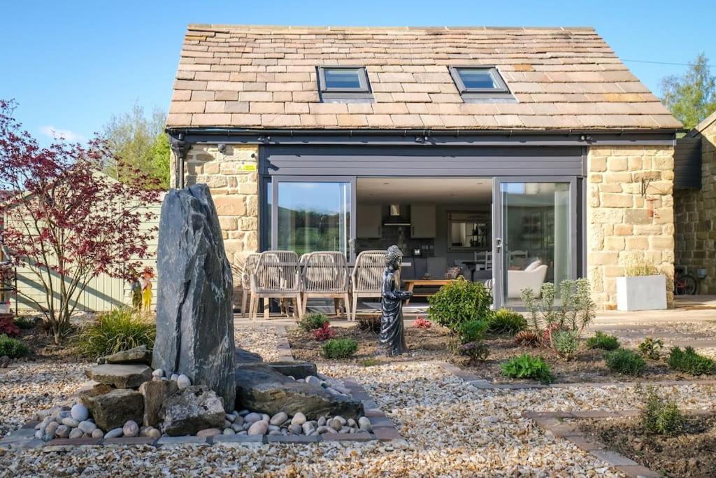 Converted Stable With Hot Tub Ilkley Exterior photo