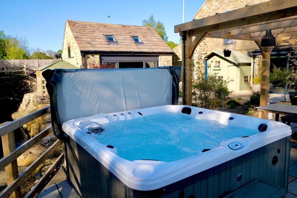 Converted Stable With Hot Tub Ilkley Exterior photo